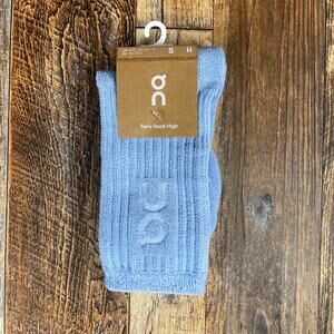 ON Cloud Unisex Small (W8-10.5/M7-9) Stratosphere Blue Terry High Mid-Calf Socks